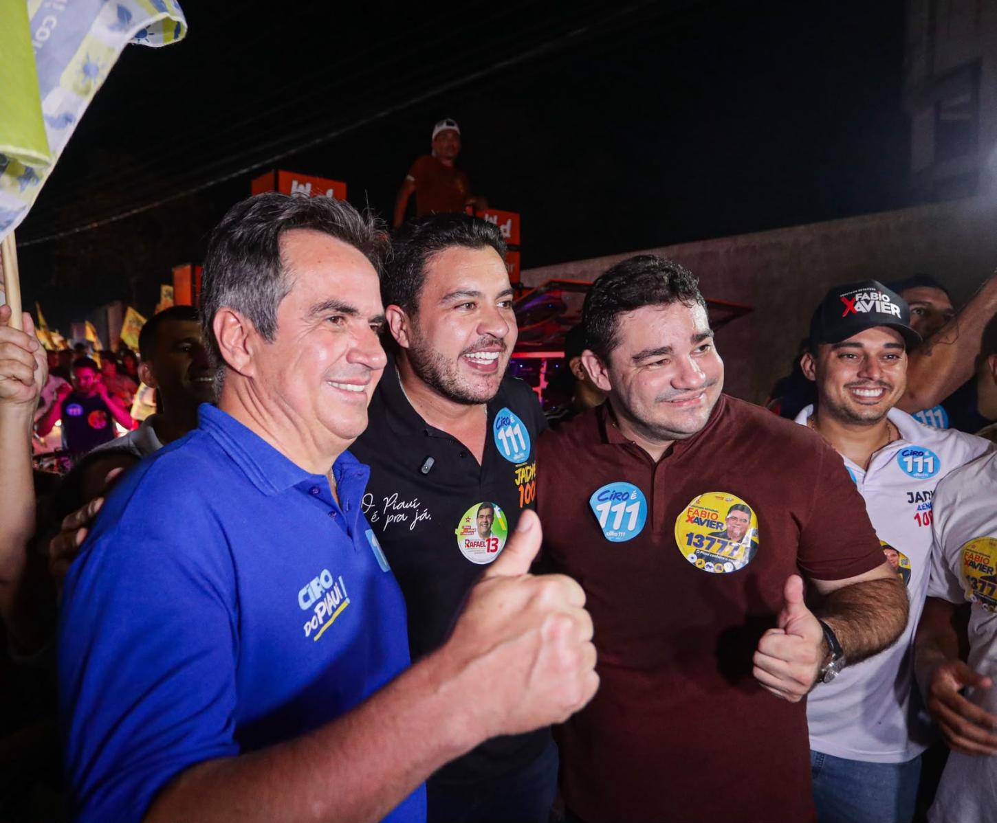 Ciro é recebido por multidão em Cocal e segue agenda pelo Piauí em reta final da campanha
