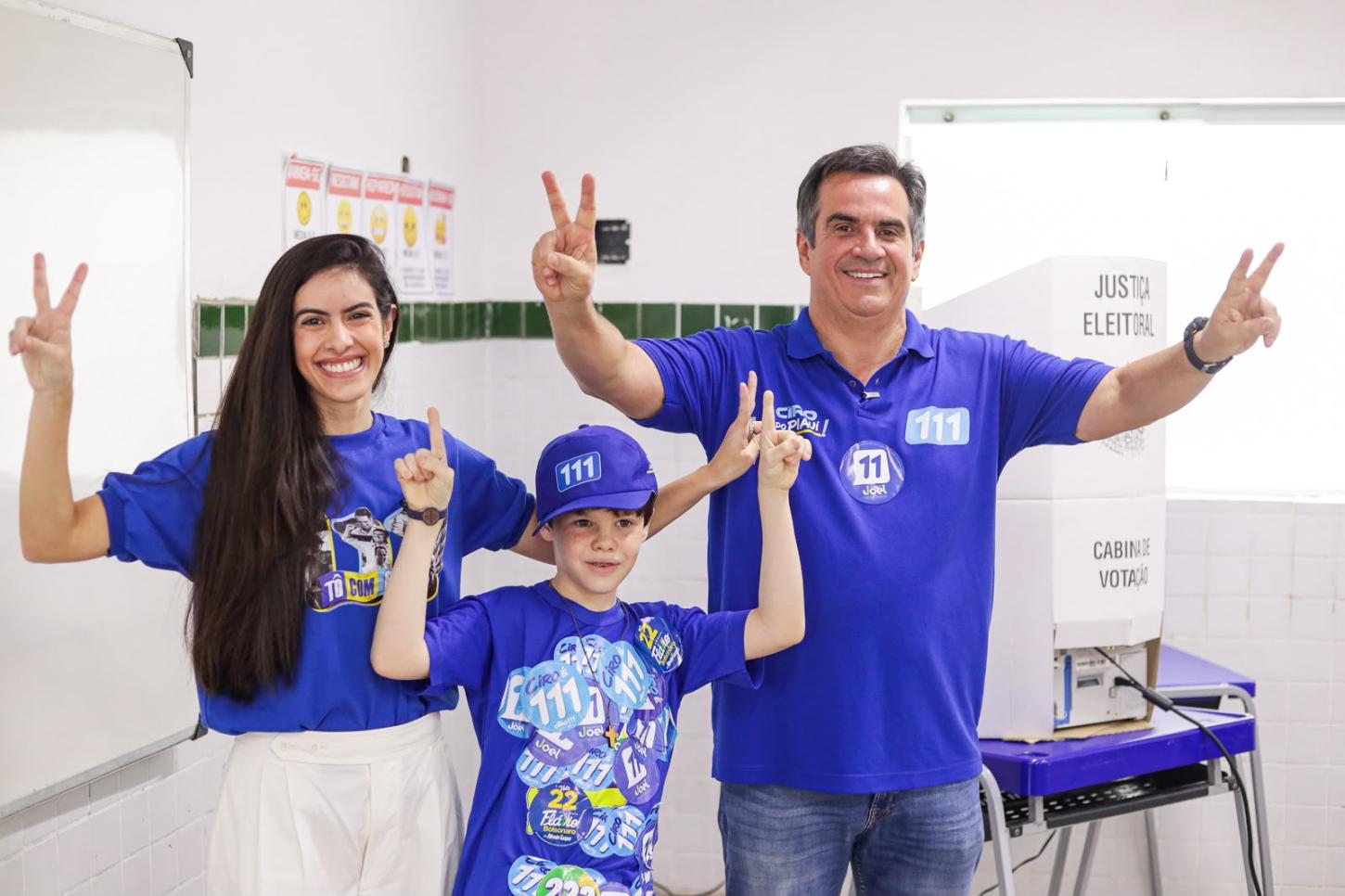 Ciro vota acompanhado da família e de Joel 