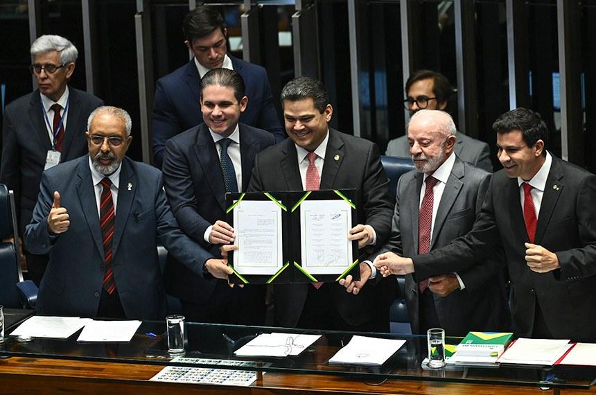 Congresso promulga o fim da escala 6x1 com Lula presente