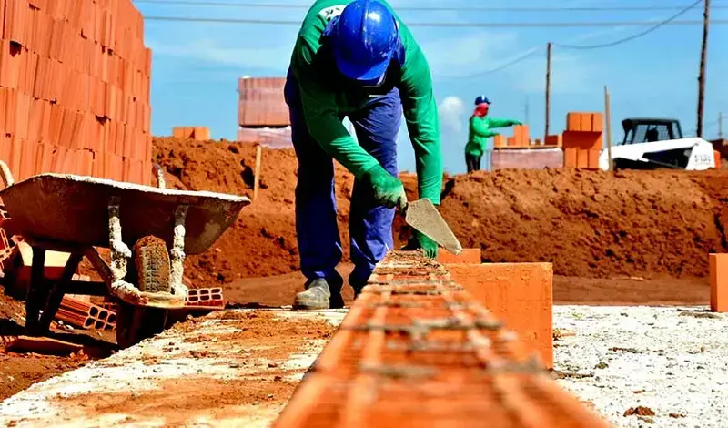 Construtoras devem adotar medidas para proteger trabalhadores do calor extremo e das chuvas intensas