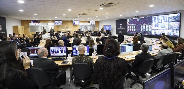 Convidados internacionais visitam “sala de guerra” do Exército, em Brasília 