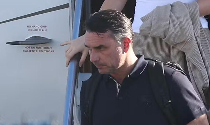 Depois de desembarcar em Miami, Flávio agradece Milei e Trump por apoio na fuga