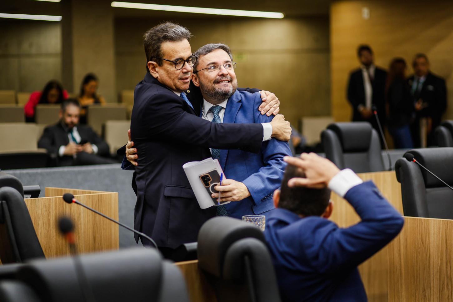 Deputados comemoram em Plenário a vitória de Lula nas eleições de 2026