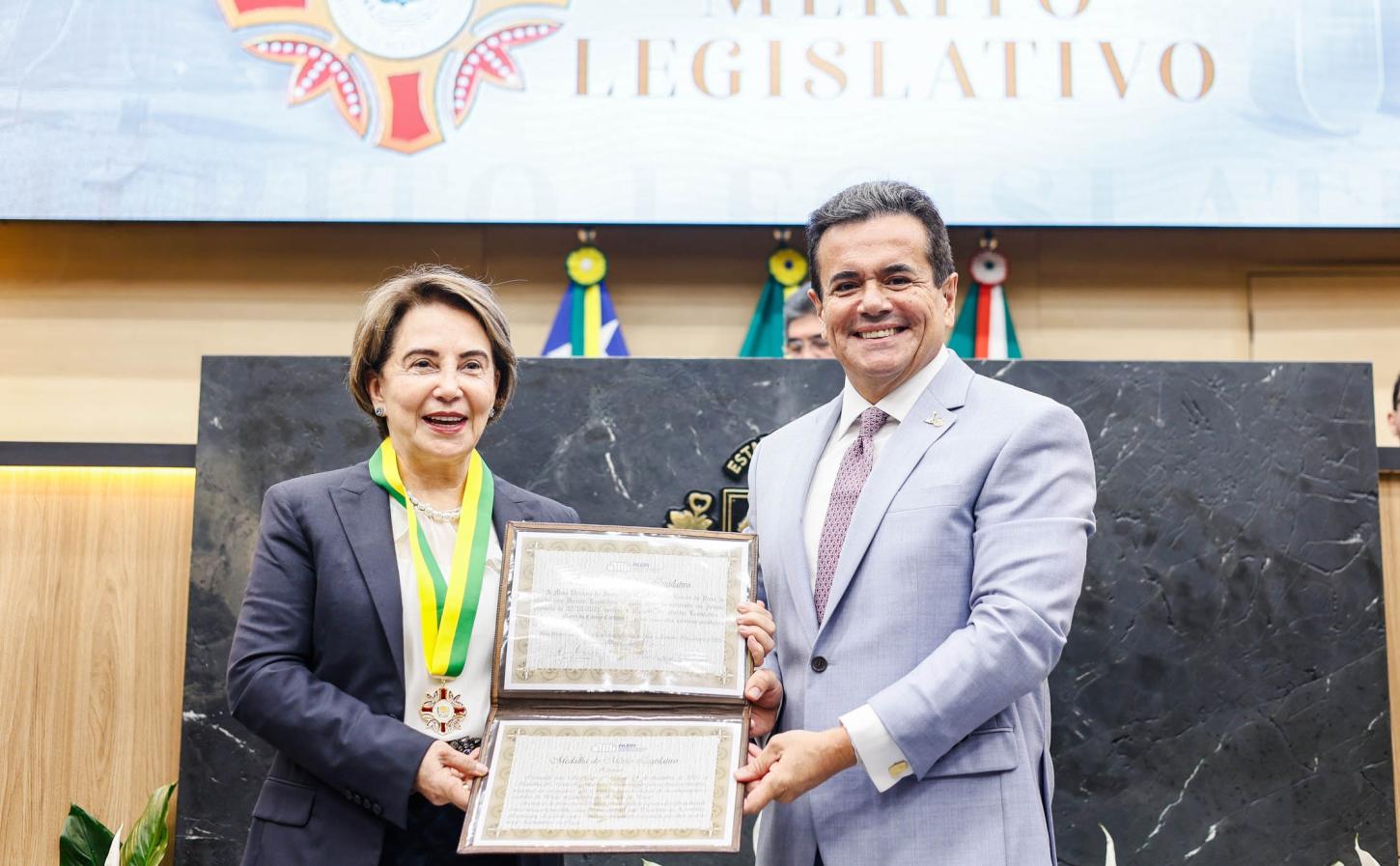 Desembargadora Maria do Carmo Cardoso recebe a Medalha do Mérito Legislativo
