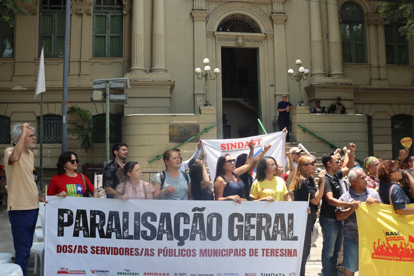 Dez sindicatos participam de paralisação geral em Teresina no Dia do Servidor Público