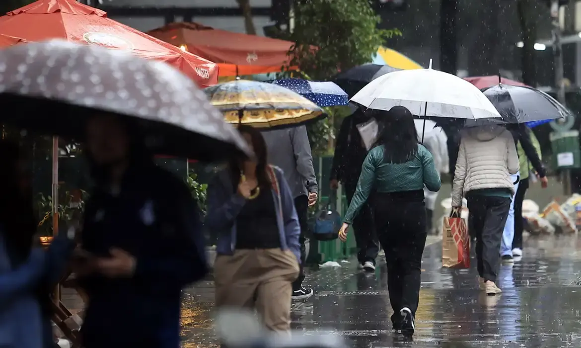 Domingo de eleição será chuvoso em boa parte do país, segundo o Inmet