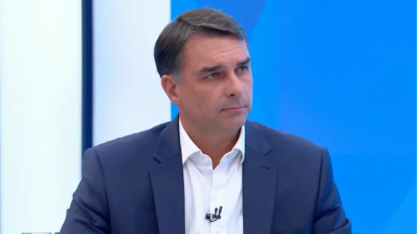 Em sabatina, Flávio não explica propostas e volta a acusar sem provas
