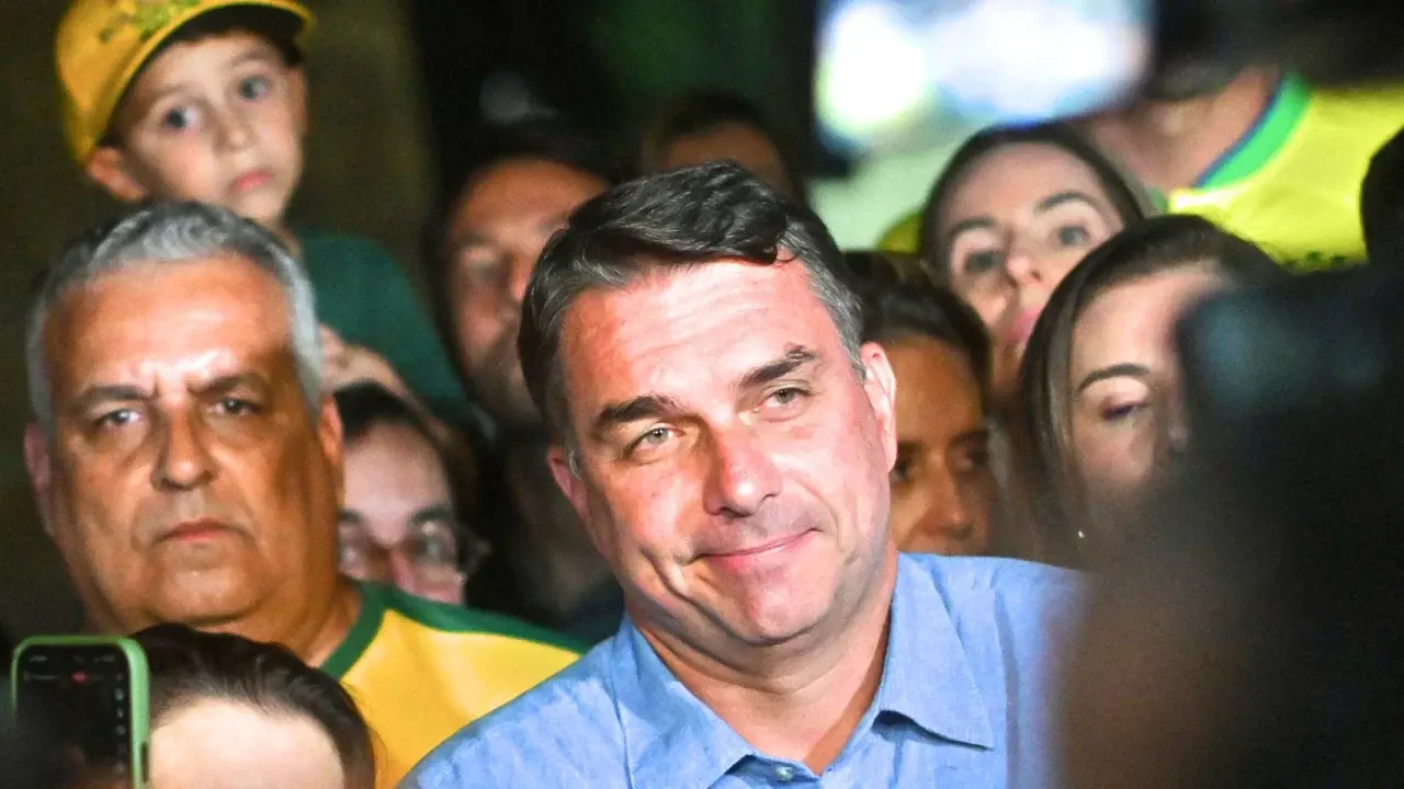 Flávio Bolsonaro fugiu com a família para os Estados Unidos