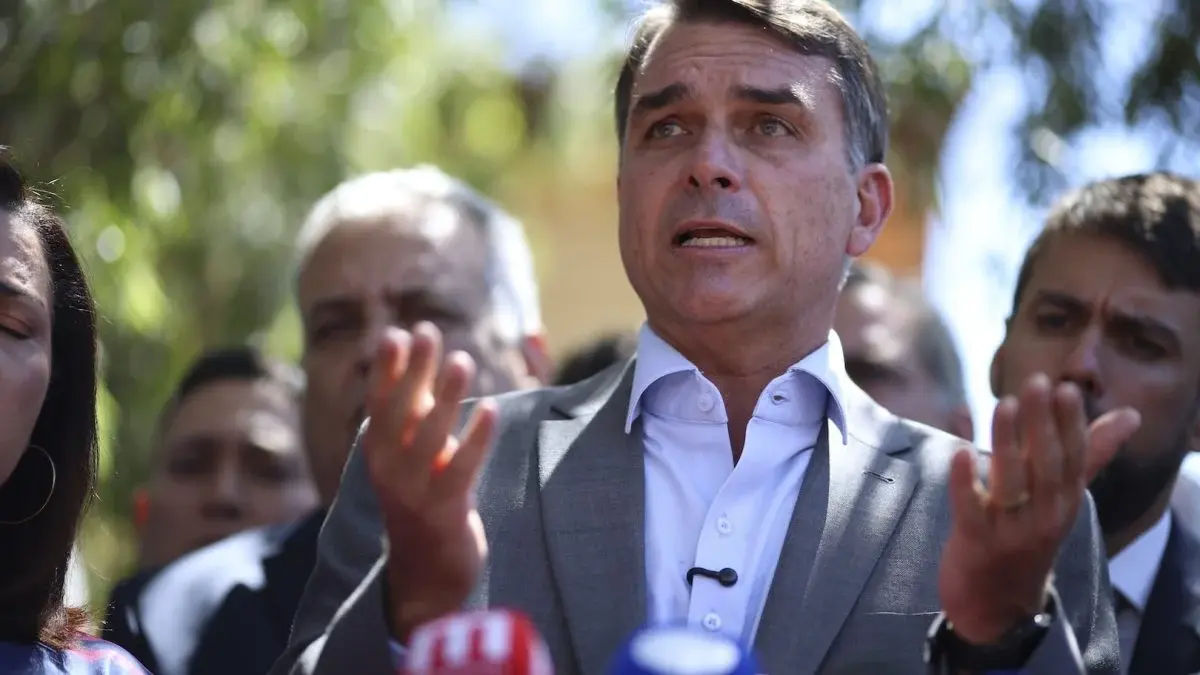 Flávio se empolga com apoio de partidos e já fala em mudar a Constituição
