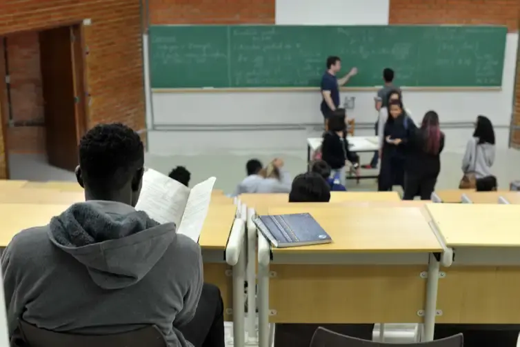 Flávio quer escolas militares e Lula propõe ampliar educação integral