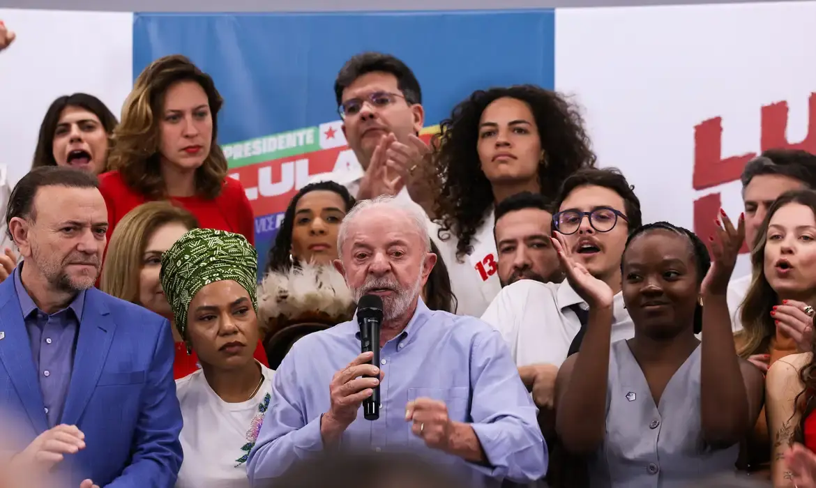 Lula desafia Flávio a votar a favor do fim da escala 6x1 no Senado