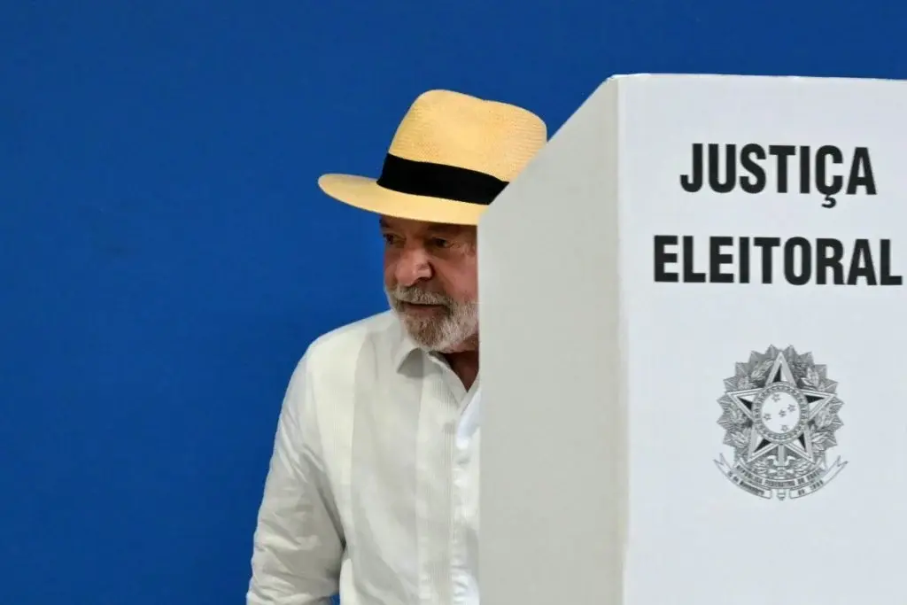 Lula e Flávio votam no 1º turno das eleições; acompanhe voto dos demais candidatos
