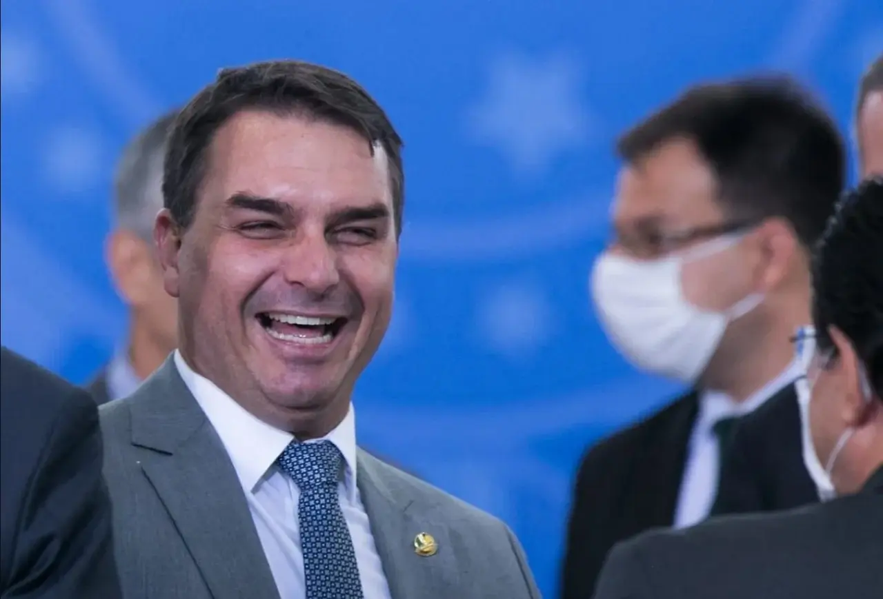  Nunes Marques atende a pedido de Flávio Bolsonaro e suspende 'Exército do Lula'