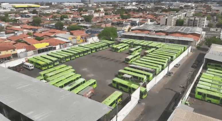 Ônibus na garagem reforçam denúncia de boicote ao transporte de eleitores em Teresina