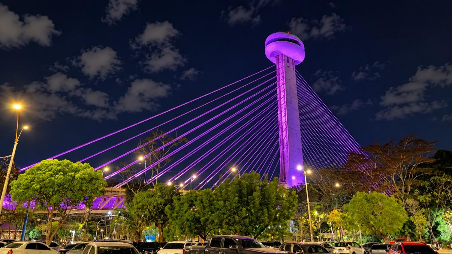 Ponte Estaiada se ilumina de rosa em apoio à conscientização sobre o câncer de mama