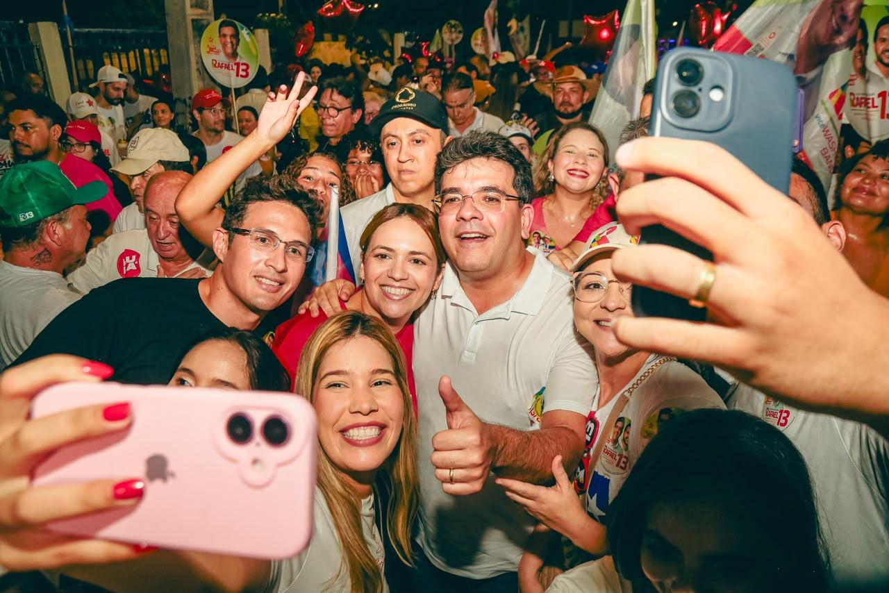 Rafael Fonteles com eleitores Foto: Assessoria