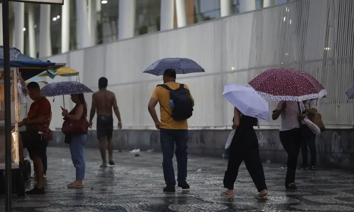 Chuva no domingo de segundo turno Foto: Fernando Frazão/Agência Brasil