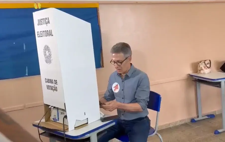 Zema usa celular na cabine de votação Foto: Reprodução