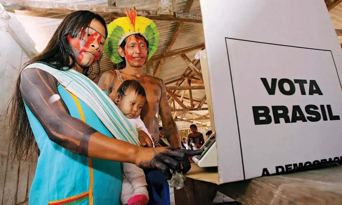 Mãe indígena votando no primeiro turno Foto: Agência Pública/Divulgação