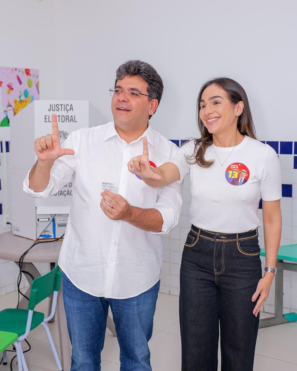 Rafael e Isabel Fonteles no local de votação