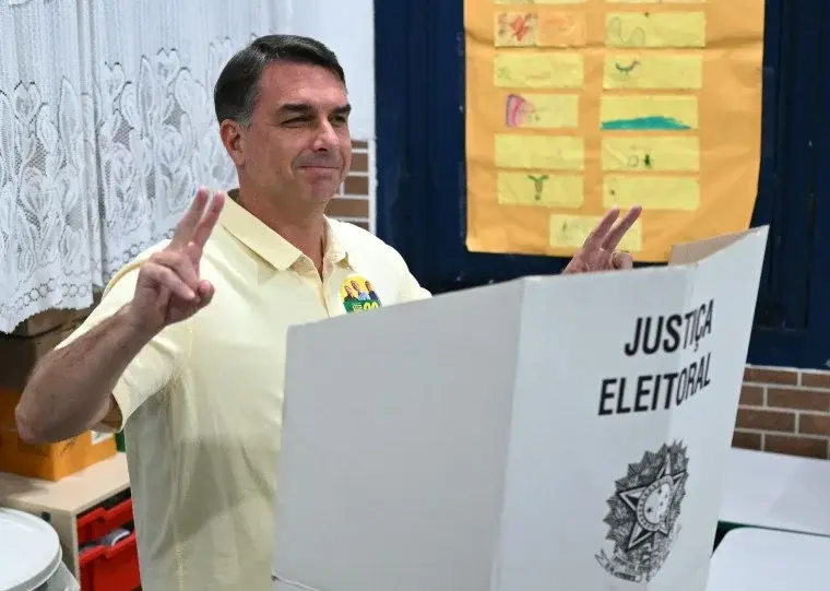 Flávio Bolsonaro vota na Zona Norte do Rio de Janeiro