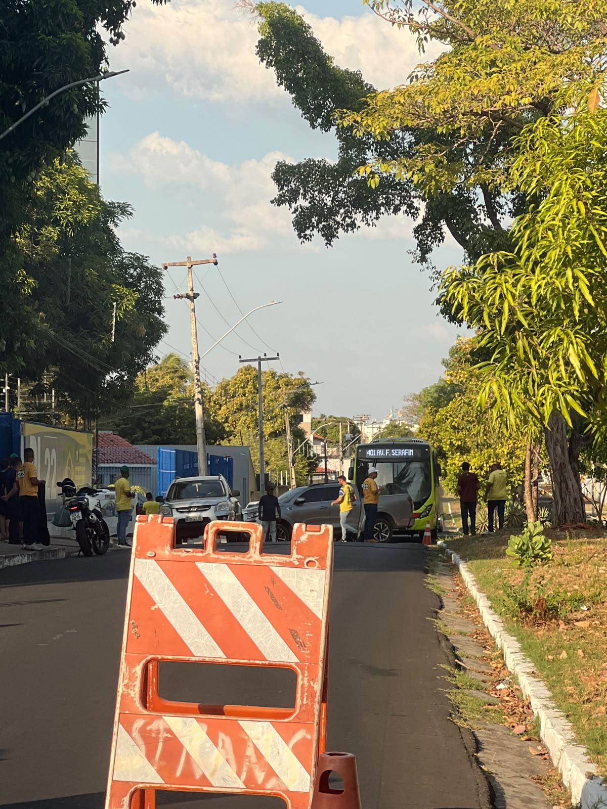 Rua foi fechada por eleitores de Flávio Bolsonaro na Ininga, em Teresina Foto: Reprodução