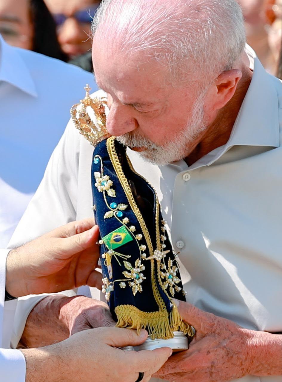 Lula beija a imagem de Nossa Senhora Aparecida Foto: Ricardo Sturckert
