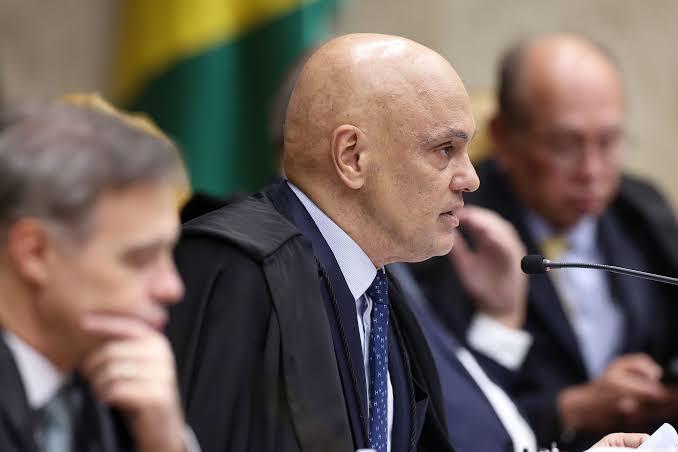 Preso em casa: Alexandre de Moraes autoriza Flávio Bolsonaro a visitar o pai