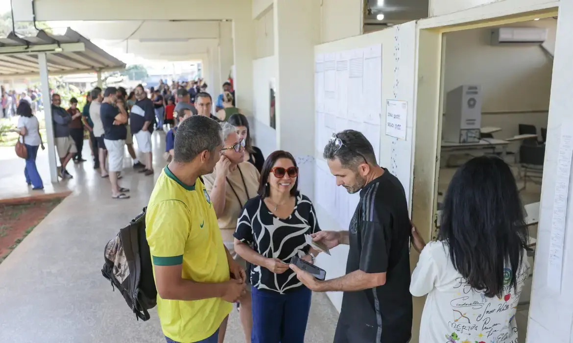 Trabalhador tem direito de sair do serviço para votar; confira a lei
