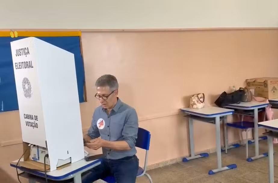 TRE de Minas vai apurar uso de celular por Zema na cabine de votação