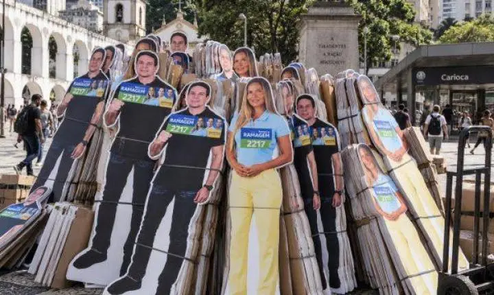 A candidata de papelão abandonou o emprego como o 