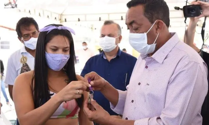 Campanha lembra casas e hospital entregues quando de Joel foi prefeito de Floriano