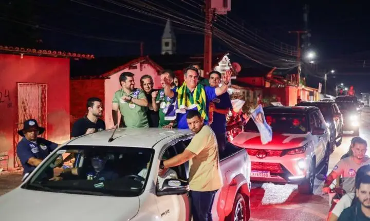 Ciro Nogueira recebe carinho de populares durante carreata em Campo Maior