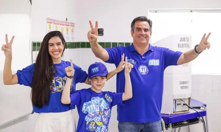 Ciro vota acompanhado da família e de Joel 