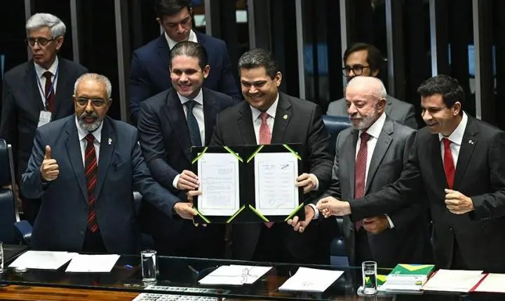 Congresso promulga o fim da escala 6x1 com Lula presente