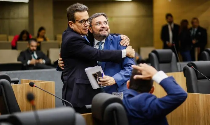Deputados comemoram em Plenário a vitória de Lula nas eleições de 2026