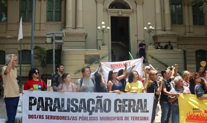 Dez sindicatos participam de paralisação geral em Teresina no Dia do Servidor Público