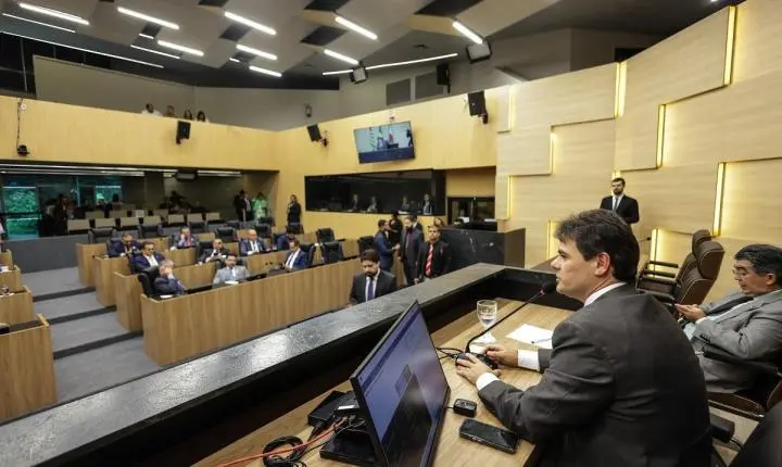 Média de idade dos 30 deputados estaduais eleitos no domingo (4) é de 51 anos