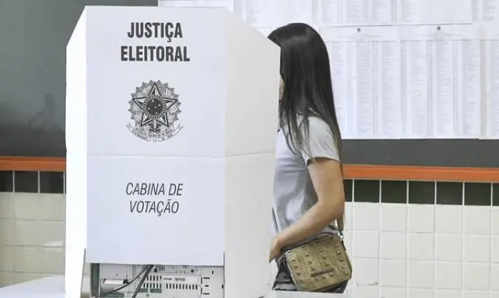  Ministério Público Eleitoral reforça a proibição de uso de celulares nas cabines de votação 