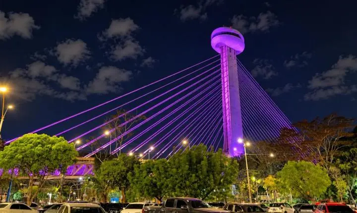 Ponte Estaiada se ilumina de rosa em apoio à conscientização sobre o câncer de mama