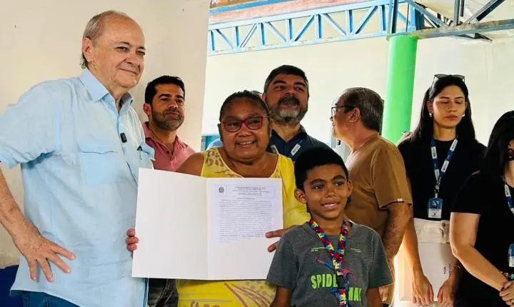 Prefeito entrega mais de 300 títulos de propriedade no Residencial Zilda Arns
