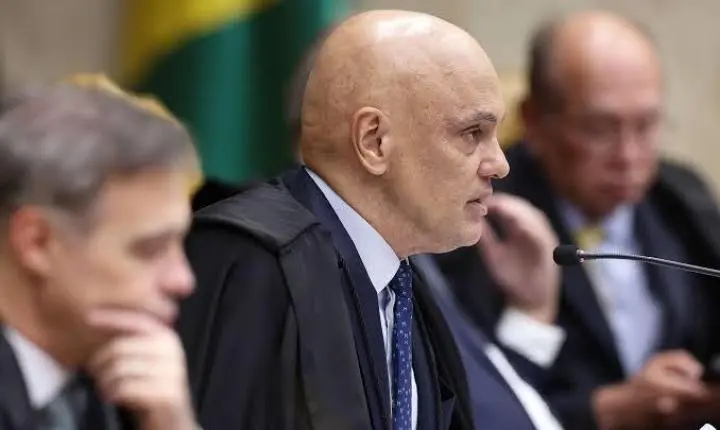 Preso em casa: Alexandre de Moraes autoriza Flávio Bolsonaro a visitar o pai