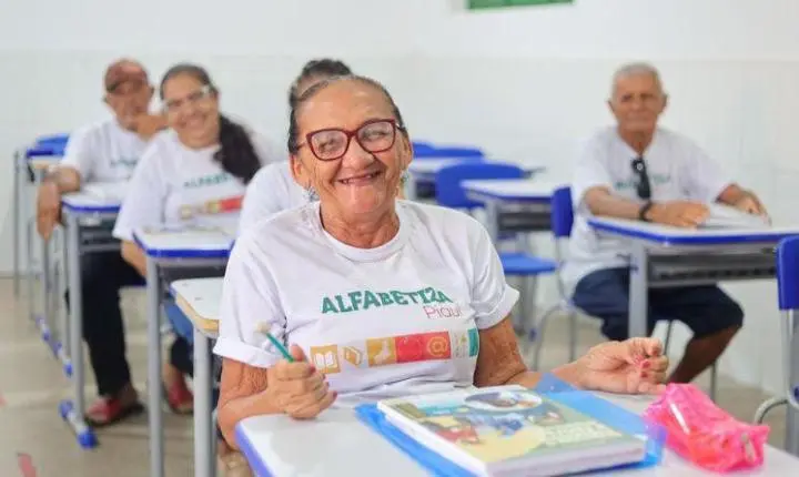 Rafael quer reduzir pela metade o analfabetismo entre jovens e adultos