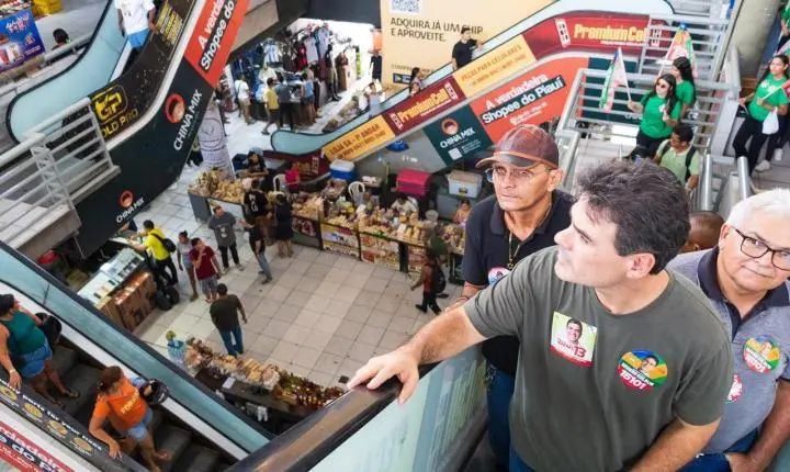 Severo Eulálio abraça eleitores no centro comercial de Teresina
