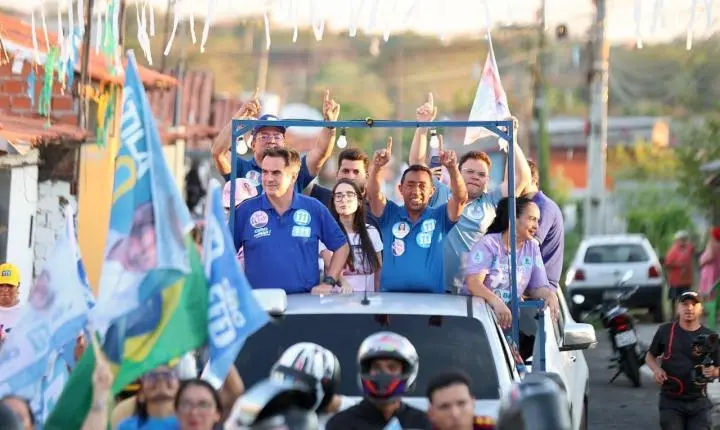 “Tá chegando a hora”, diz Joel para eleitor durante mega carreata com Ciro no Dirceu