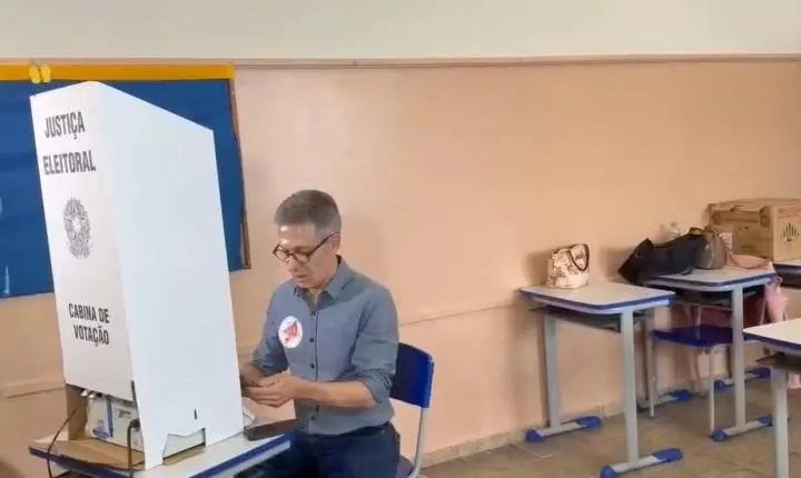TRE de Minas vai apurar uso de celular por Zema na cabine de votação