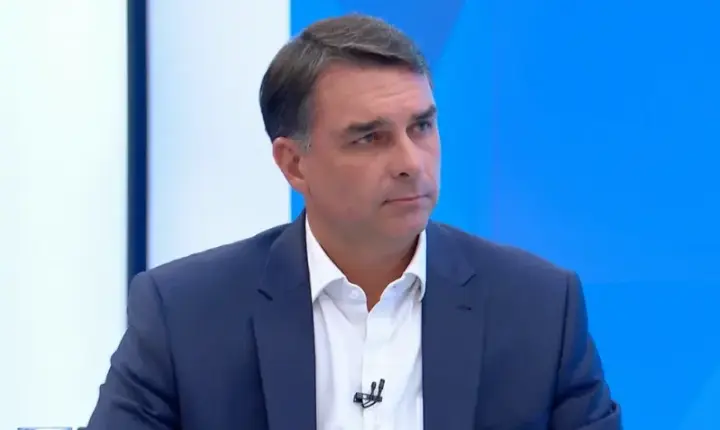 Em sabatina, Flávio não explica propostas e volta a acusar sem provas