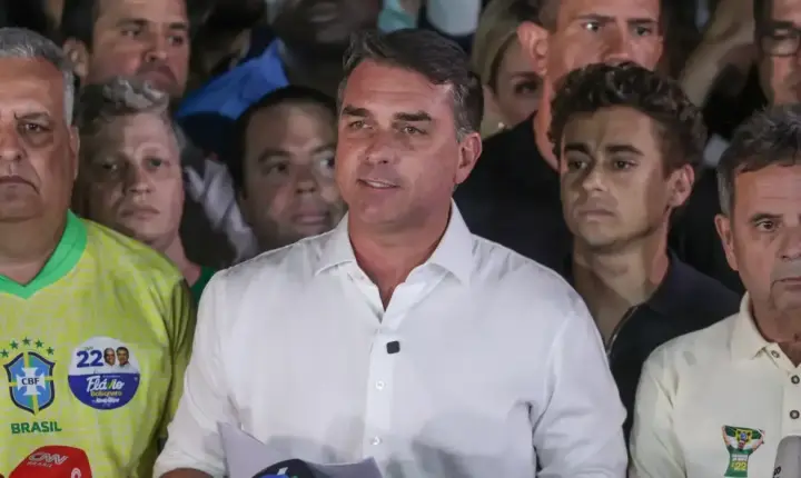 Autoridade dos EUA confirma à Reuters que Flávio Bolsonaro está fungindo do Brasil