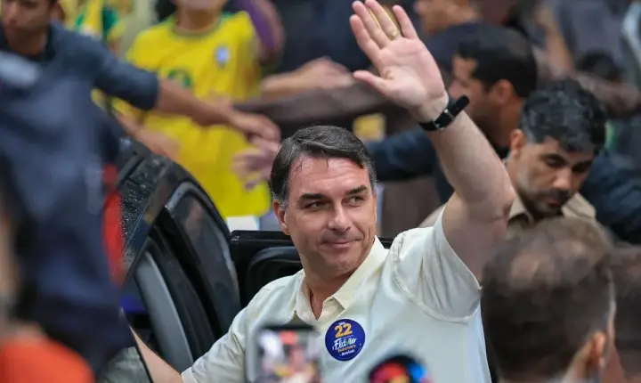 Aliado de Trump confirma que Flávio Bolsonaro chegou aos EUA