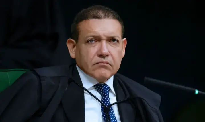 Kassio Nunes pede à PGR parecer sobre revisão da pena de Bolsonaro